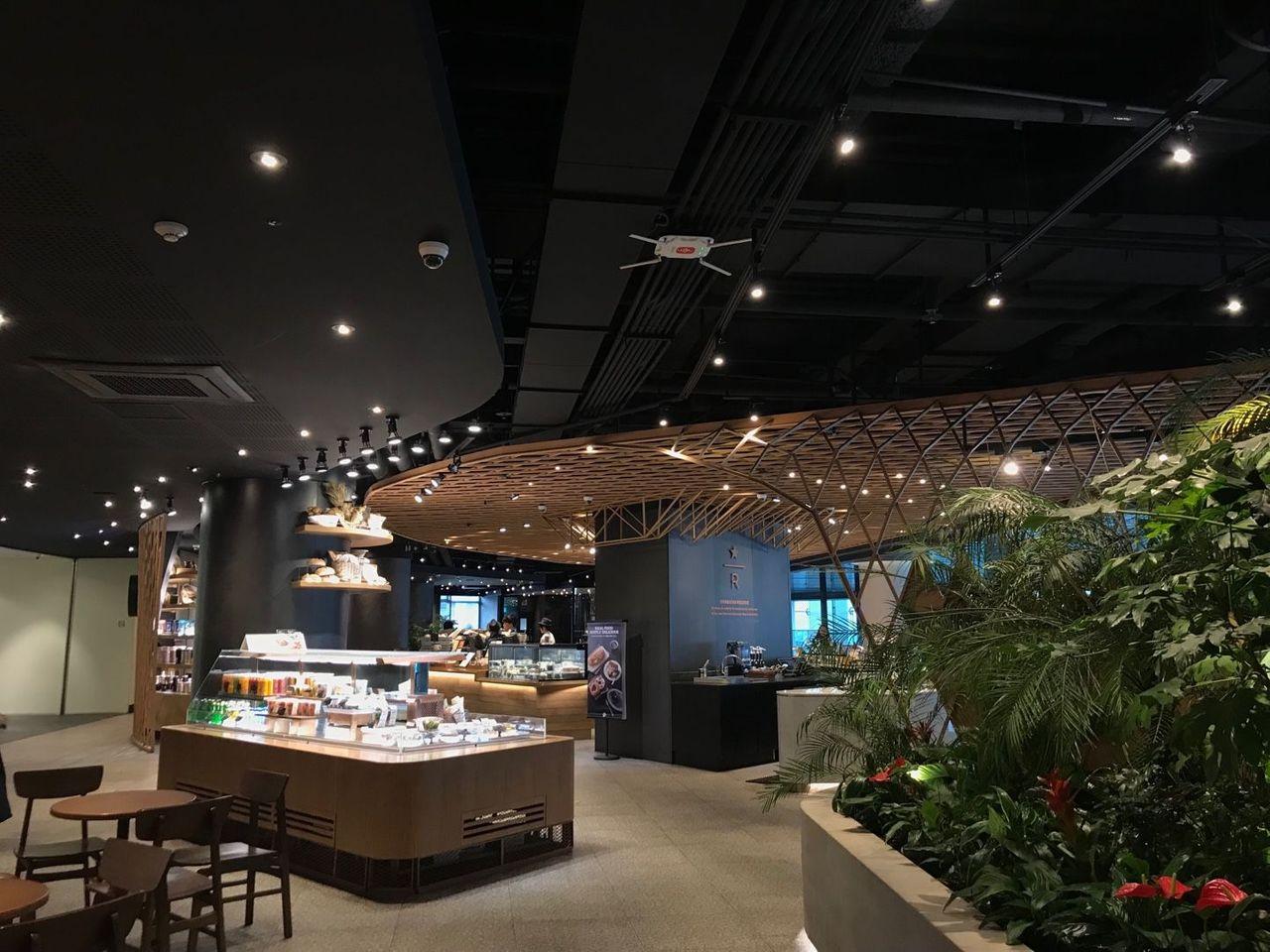 星巴克The鐘路店的外觀，以玻璃帷幕和白色大理石為主的設計。